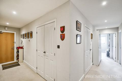 2 bedroom flat for sale, Loughton IG10