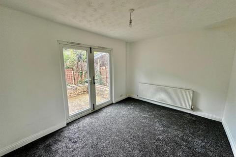 3 bedroom semi-detached house to rent, Outwood Road, Radcliffe