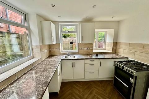 3 bedroom semi-detached house to rent, Outwood Road, Radcliffe