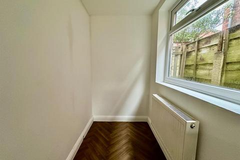 3 bedroom semi-detached house to rent, Outwood Road, Radcliffe