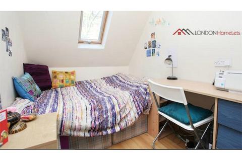 3 bedroom terraced house to rent, Greyhound Road, Hammersmith W6