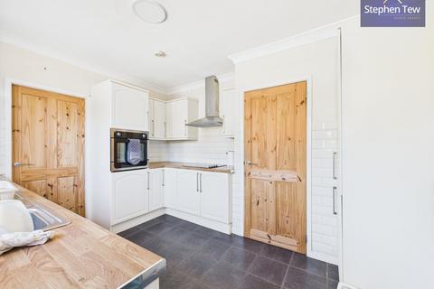 undefined, Bleasdale Avenue, Staining, FY3