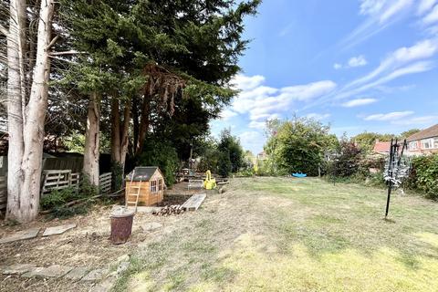 75 Reynolds Avenue, Chessington, KT9 2LQ