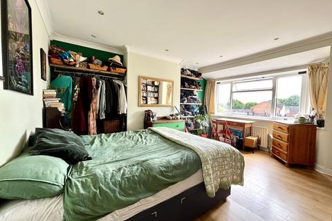 75 Reynolds Avenue, Chessington, KT9 2LQ