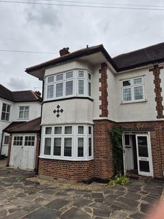 3 bedroom house to rent, Lakenheath, London, N14