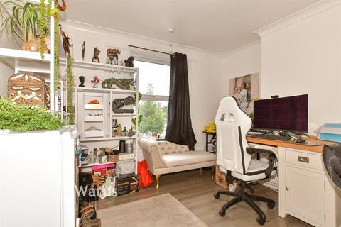 99 Vale Road, Northfleet, Gravesend, DA11 8DB