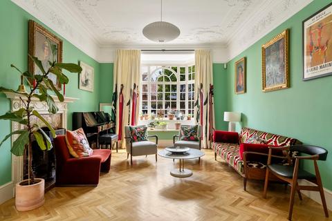 undefined, Queen Annes Gardens, London