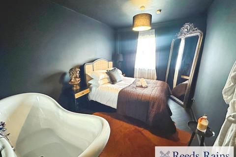 2 bedroom end of terrace house to rent, Sedan Close, Greater Manchester M5