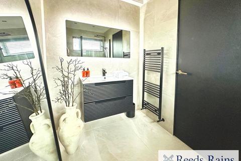 2 bedroom end of terrace house to rent, Sedan Close, Greater Manchester M5