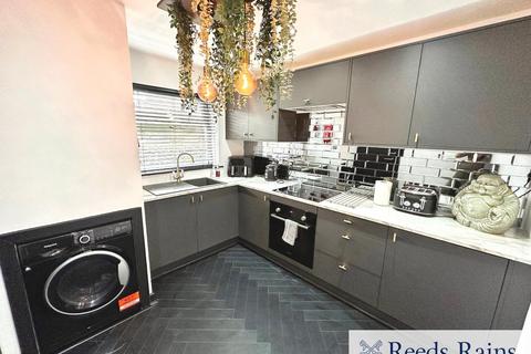 2 bedroom end of terrace house to rent, Sedan Close, Greater Manchester M5