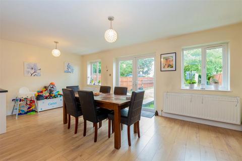 undefined, Elliman Avenue, Slough
