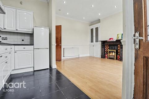 3 bedroom terraced house to rent, Mortlake Road, Ilford