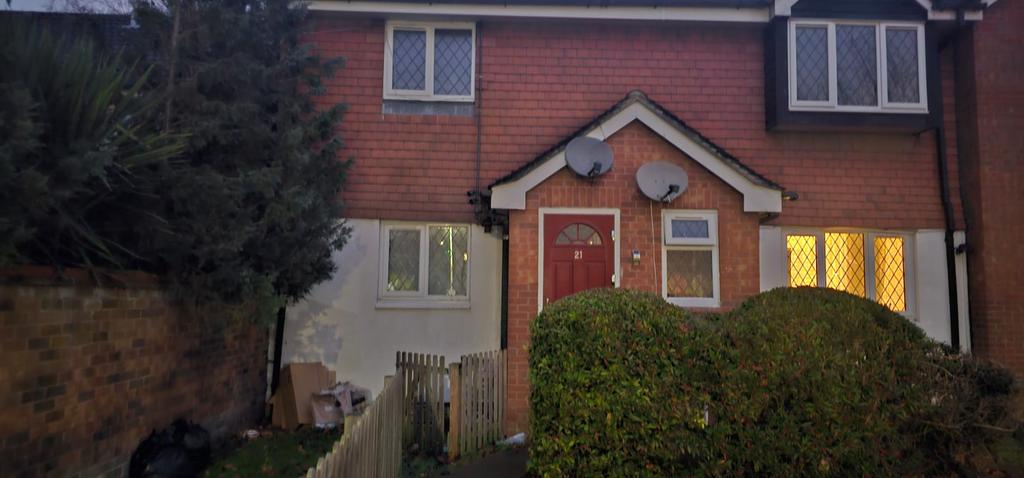 21 Padcroft Road, West Drayton, UB7 rent includes