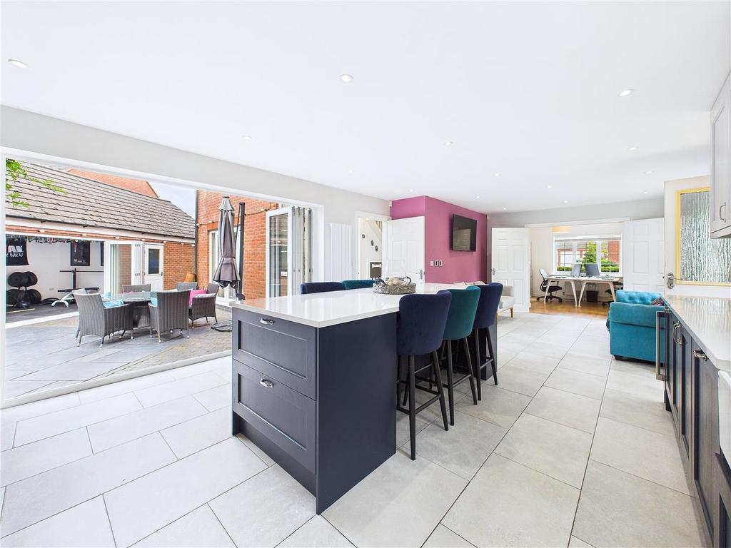 CAM04366 G0-PR0121-STILL032.jpg