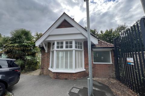 Retail property (high street) to rent - Woldingham CR3