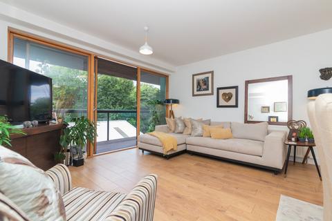 2/1, 2 Haggs Gate, Glasgow, G41 4BB