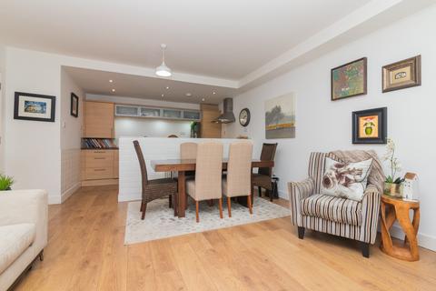2/1, 2 Haggs Gate, Glasgow, G41 4BB