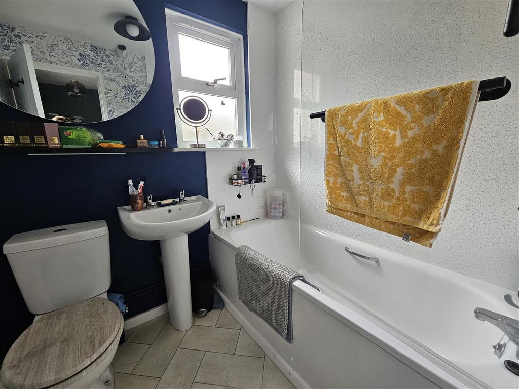 BATHROOM (2).jpg