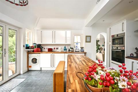 3 bedroom flat for sale, Arlington Road, Eastbourne