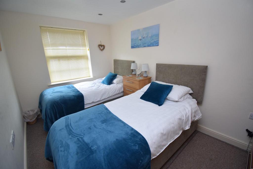 Bedroom 2.JPG
