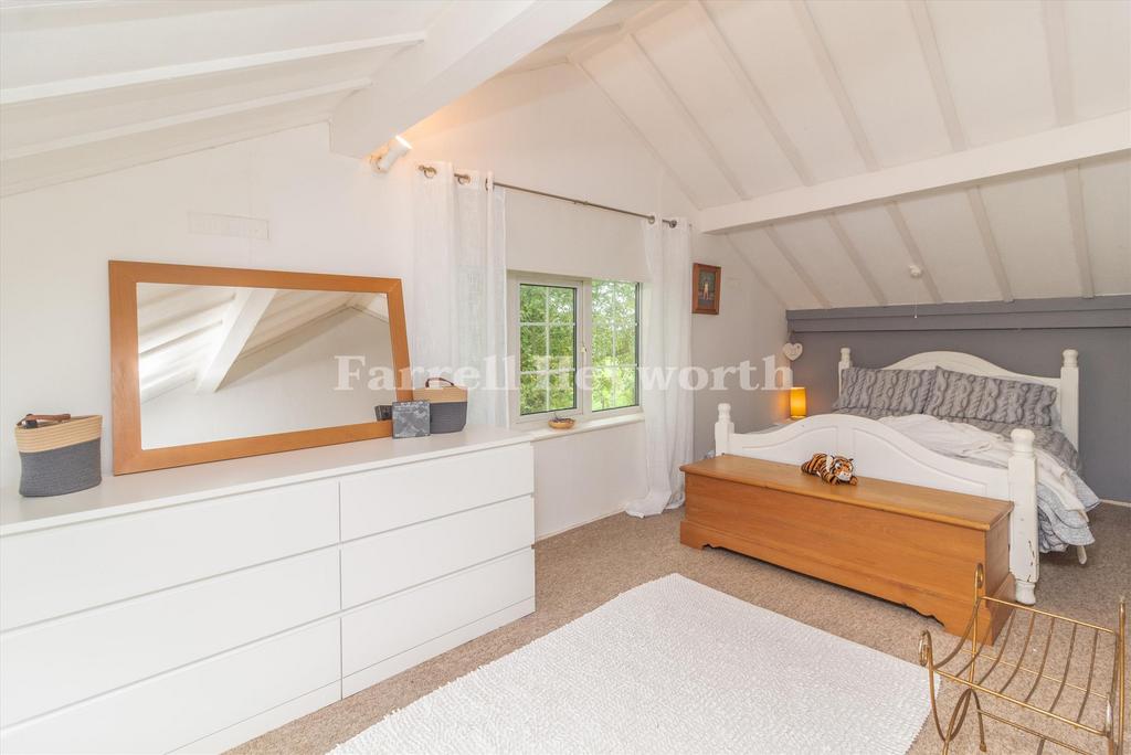 Bedroom 1 image 4