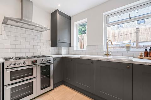 6 Lindwell Grove, Greetland, Halifax, HX4 8AT