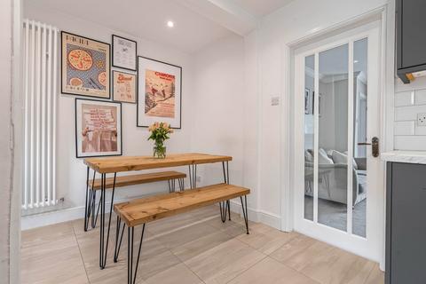 6 Lindwell Grove, Greetland, Halifax, HX4 8AT