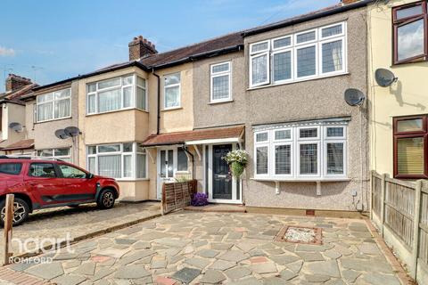 3 bedroom terraced house for sale, Essex Road, Romford, RM7 8AX