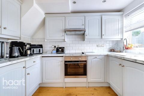 3 bedroom terraced house for sale, Essex Road, Romford, RM7 8AX