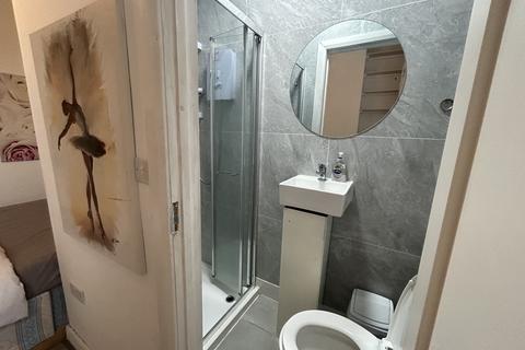 1 bedroom flat to rent, Goldhawk Road, London W12