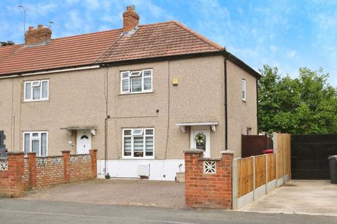 3 bedroom end of terrace house for sale, Mead Avenue, Langley