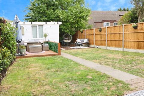 3 bedroom end of terrace house for sale, Mead Avenue, Langley