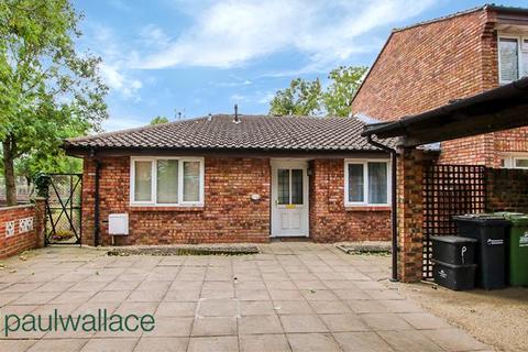 2 bedroom bungalow for sale, Glamis Close, West Cheshunt