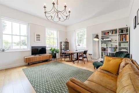 2 bedroom flat for sale, Ealing Court Mansions, Ealing W5