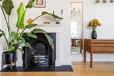 2 bedroom flat for sale, Ealing Court Mansions, Ealing W5