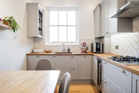 2 bedroom flat for sale, Ealing Court Mansions, Ealing W5