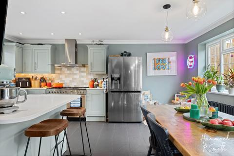 24 Rayfield, Epping, CM16 5AB