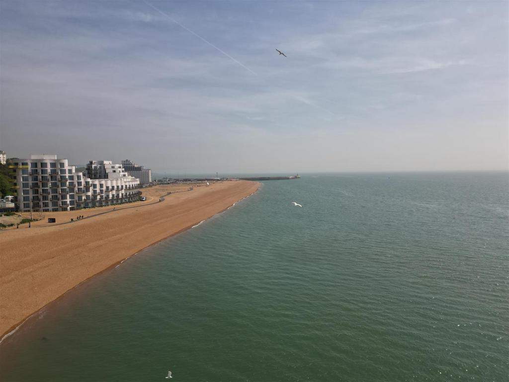 Just over 10 mins drive from Folkestone Seafront.J