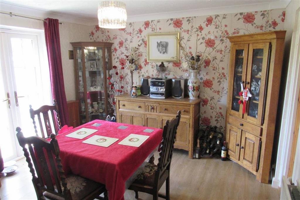 Dining room (Facing West)