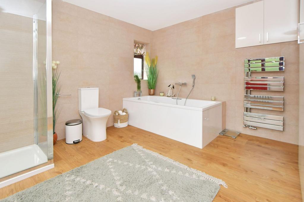Principal bathroom