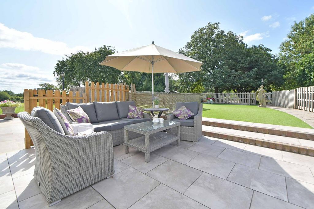 Landscaped side garden