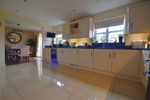 4 bedroom detached house for sale, Oak Close, Swadlincote DE11