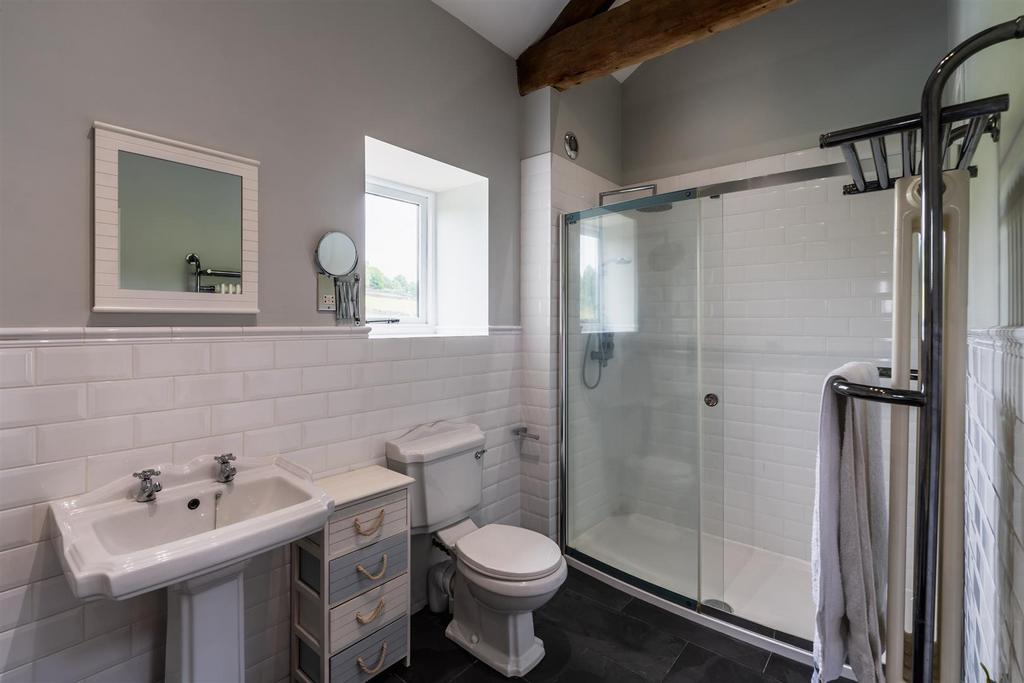 Master En-Suite Bathroom