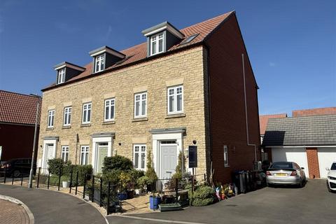 3 bedroom townhouse for sale, Dew Way, Calne SN11