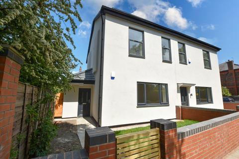 2 bedroom semi-detached house to rent - Flixton Road, Urmston, M41 5QF