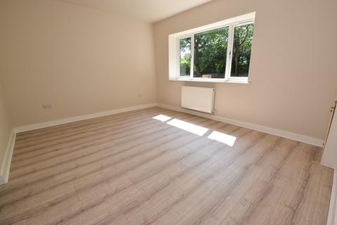 2 bedroom semi-detached house to rent, Flixton Road, Urmston, M41 5QF