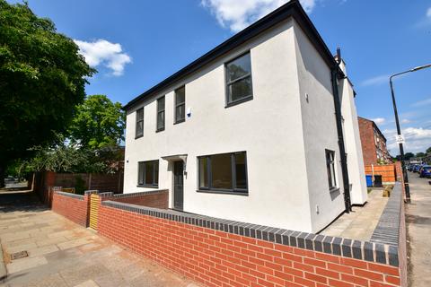 2 bedroom semi-detached house to rent - Flixton Road, Urmston, M41 5QF