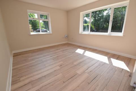 2 bedroom semi-detached house to rent, Flixton Road, Urmston, M41 5QF