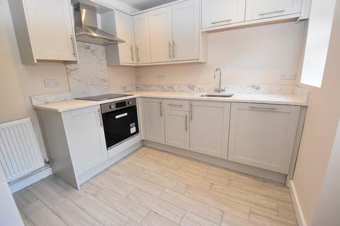 2 bedroom semi-detached house to rent, Flixton Road, Urmston, M41 5QF