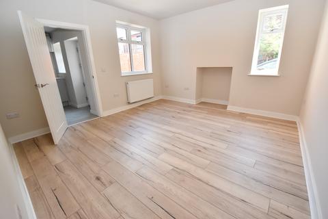 2 bedroom semi-detached house to rent, Flixton Road, Urmston, M41 5QF
